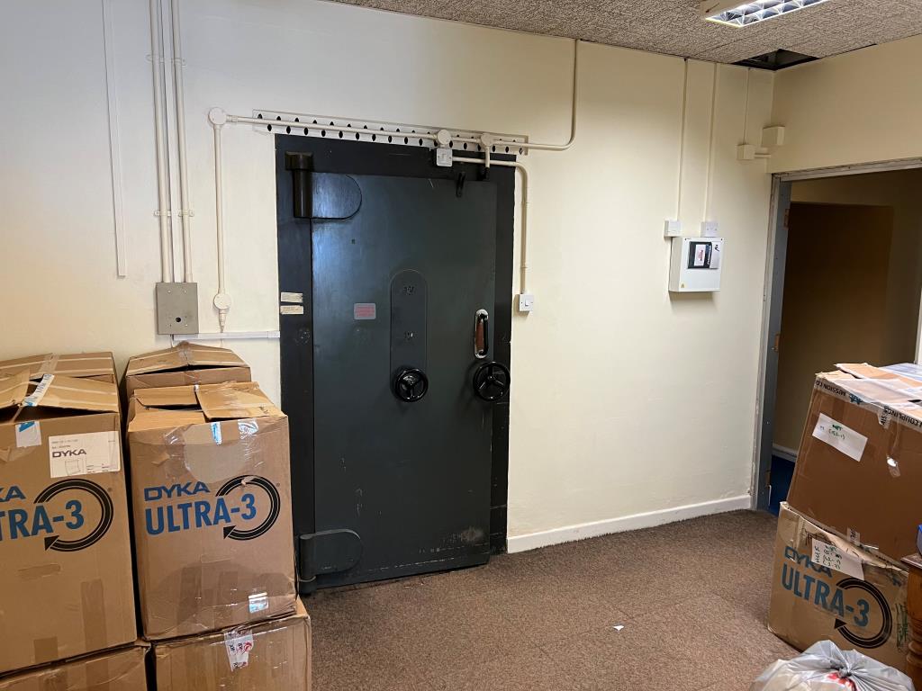 Lot: 13 - FREEHOLD TOWN CENTRE BUILDING WITH POTENTIAL - Former vault access